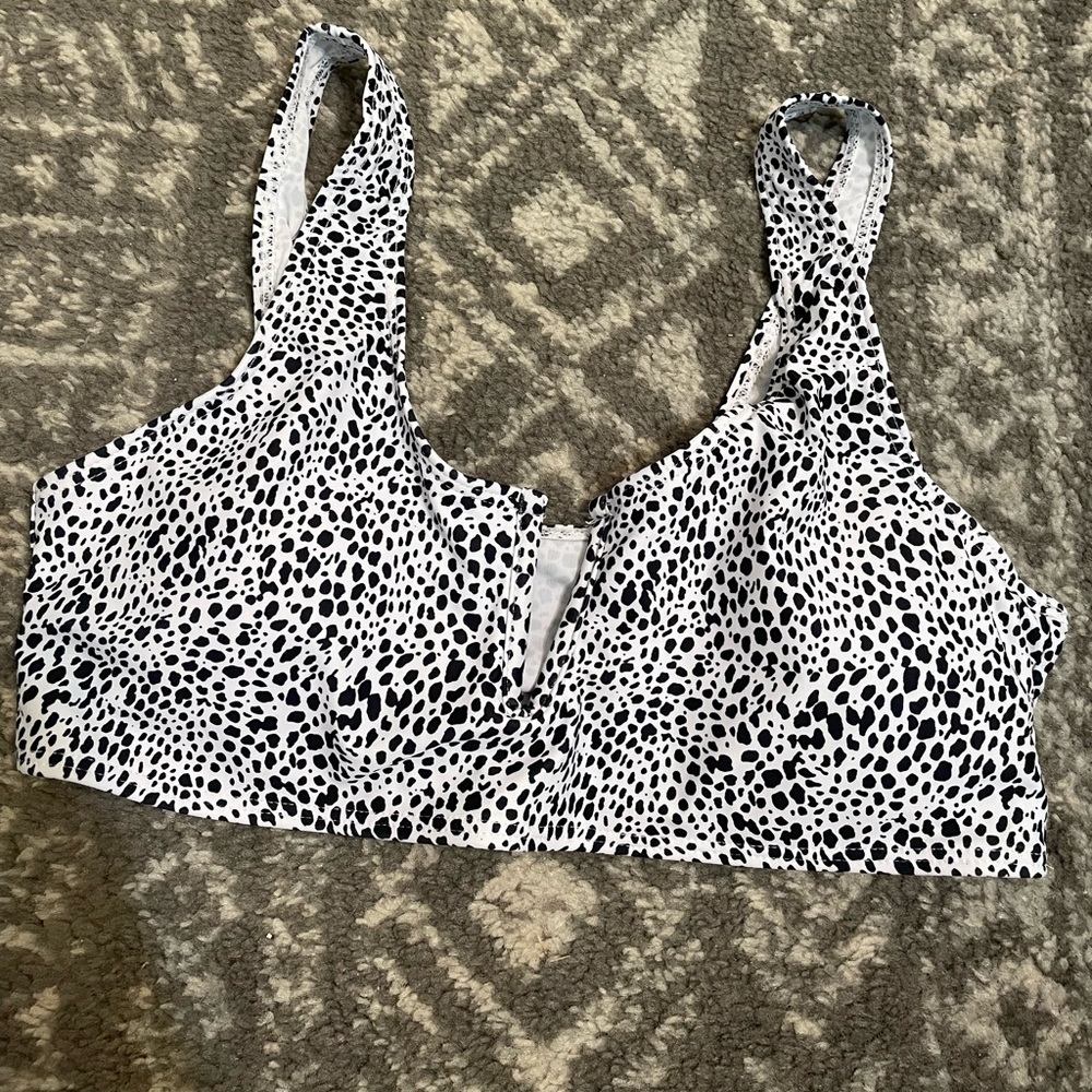 NWOT White and Black Cheetah Print Swimsuit Top Large